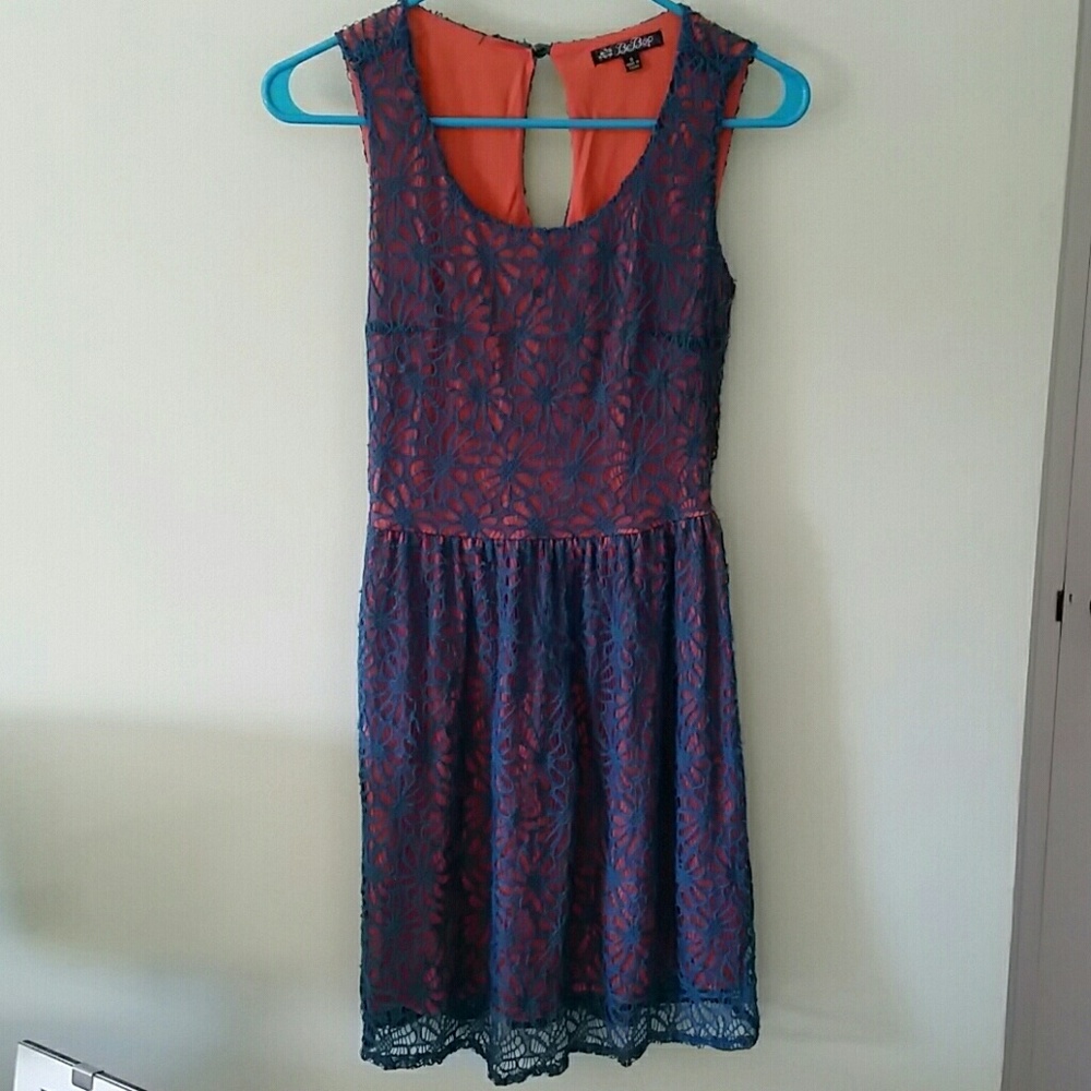 Sleeveless lace dress